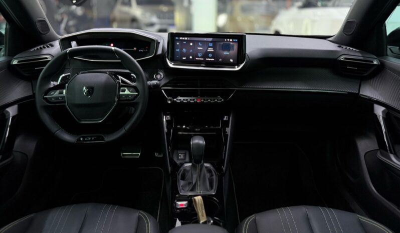 
								Peugeot 2008 GT – 2025 full									