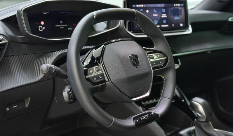 
								Peugeot 2008 GT – 2025 full									