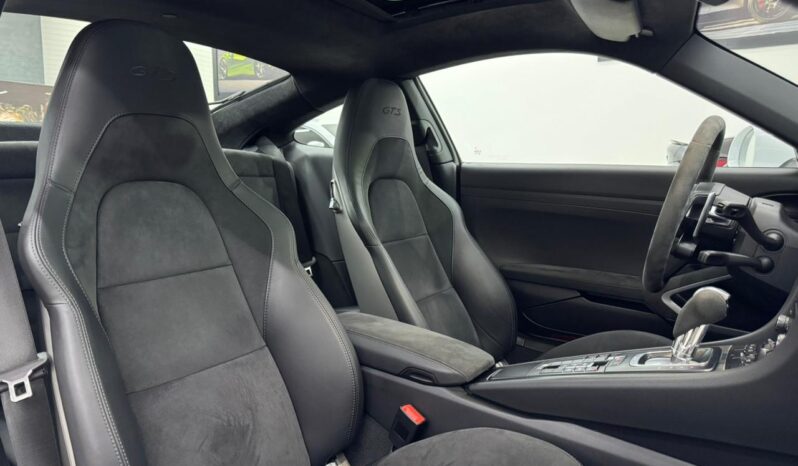 
								Porsche 911 Carrera GTS / 2018 cheio									