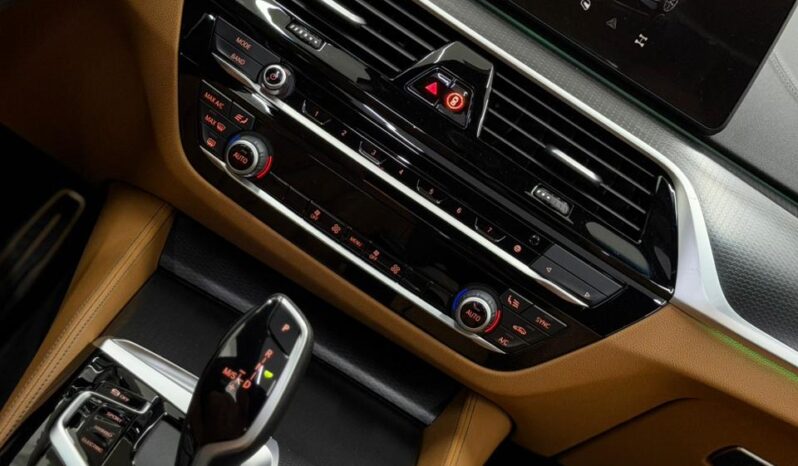 
								BMW 530e M Sport Blindada / 2023 cheio									